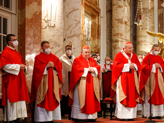 Priester und Bischöfe bei der Messfeier